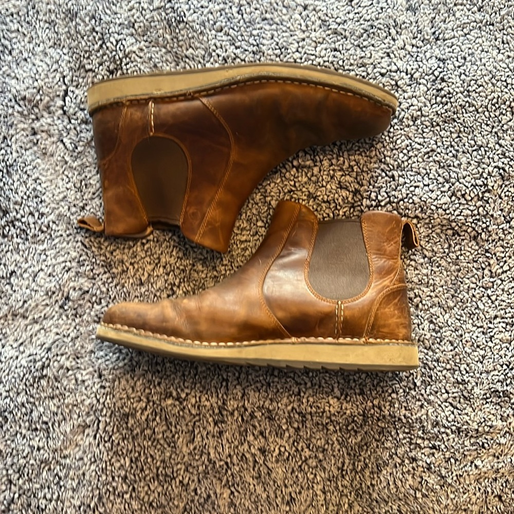 Men’s brown sperry shoes